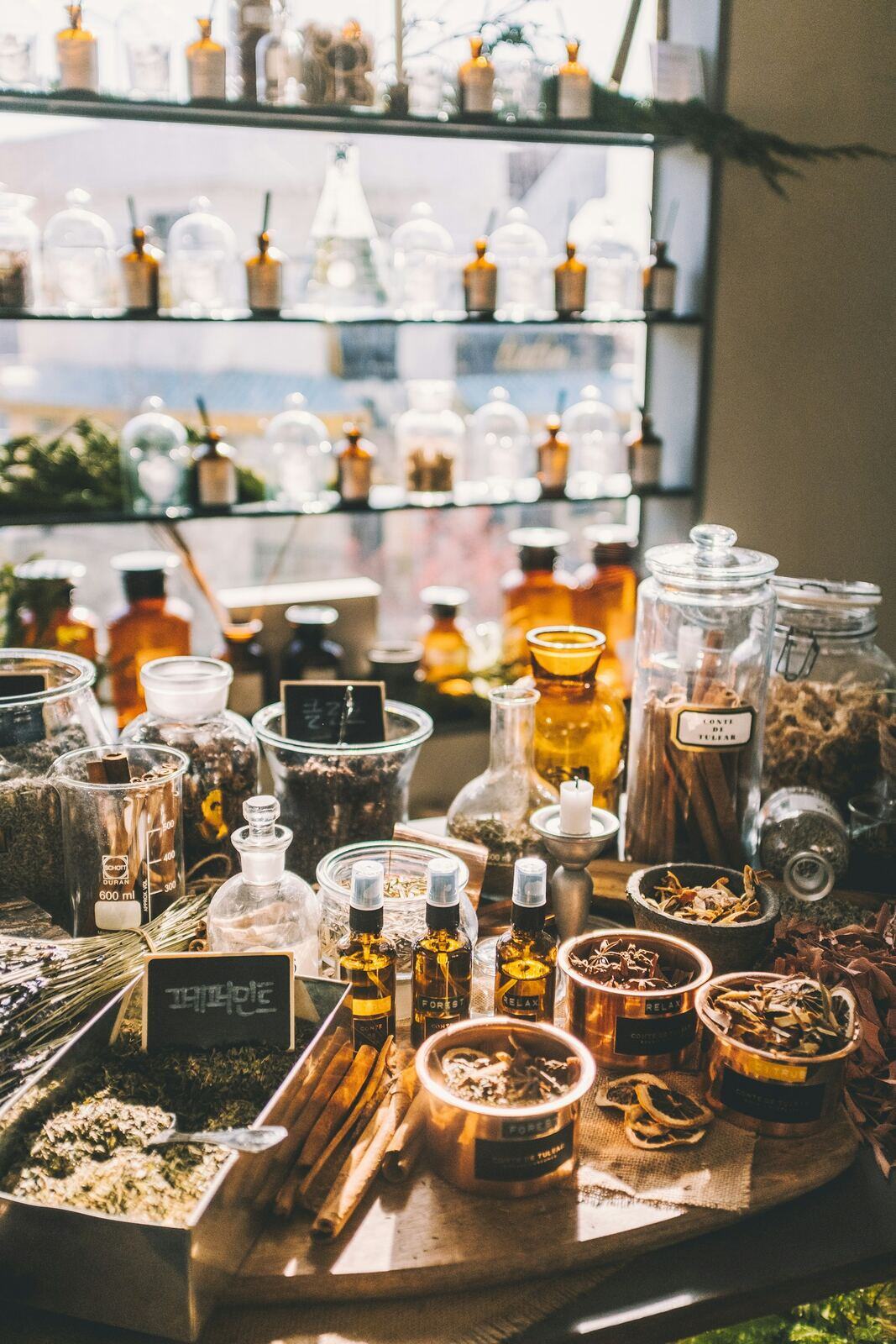 Apothekergläser mit Kräutern